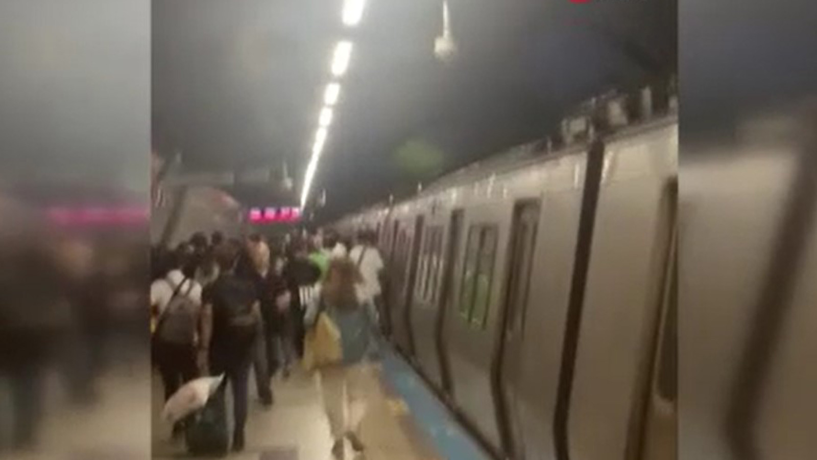 İstanbul'da metro bozuldu vatandaşlar raylarda yürüdü