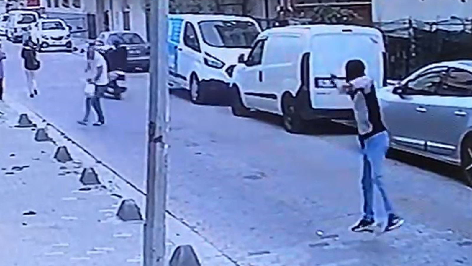 Küçükçekmece'de silahlı saldırı: Çocuklar saniyelerle kurtuldu
