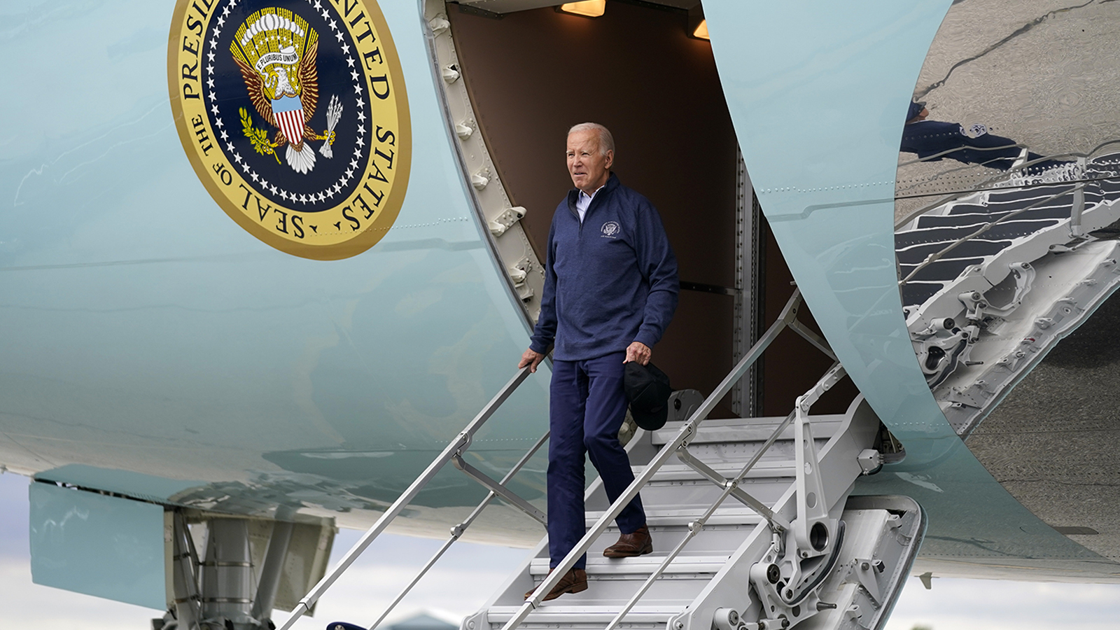 ABD Başkanı Joe Biden uçaktan inerken düşme tehlikesi atlattı