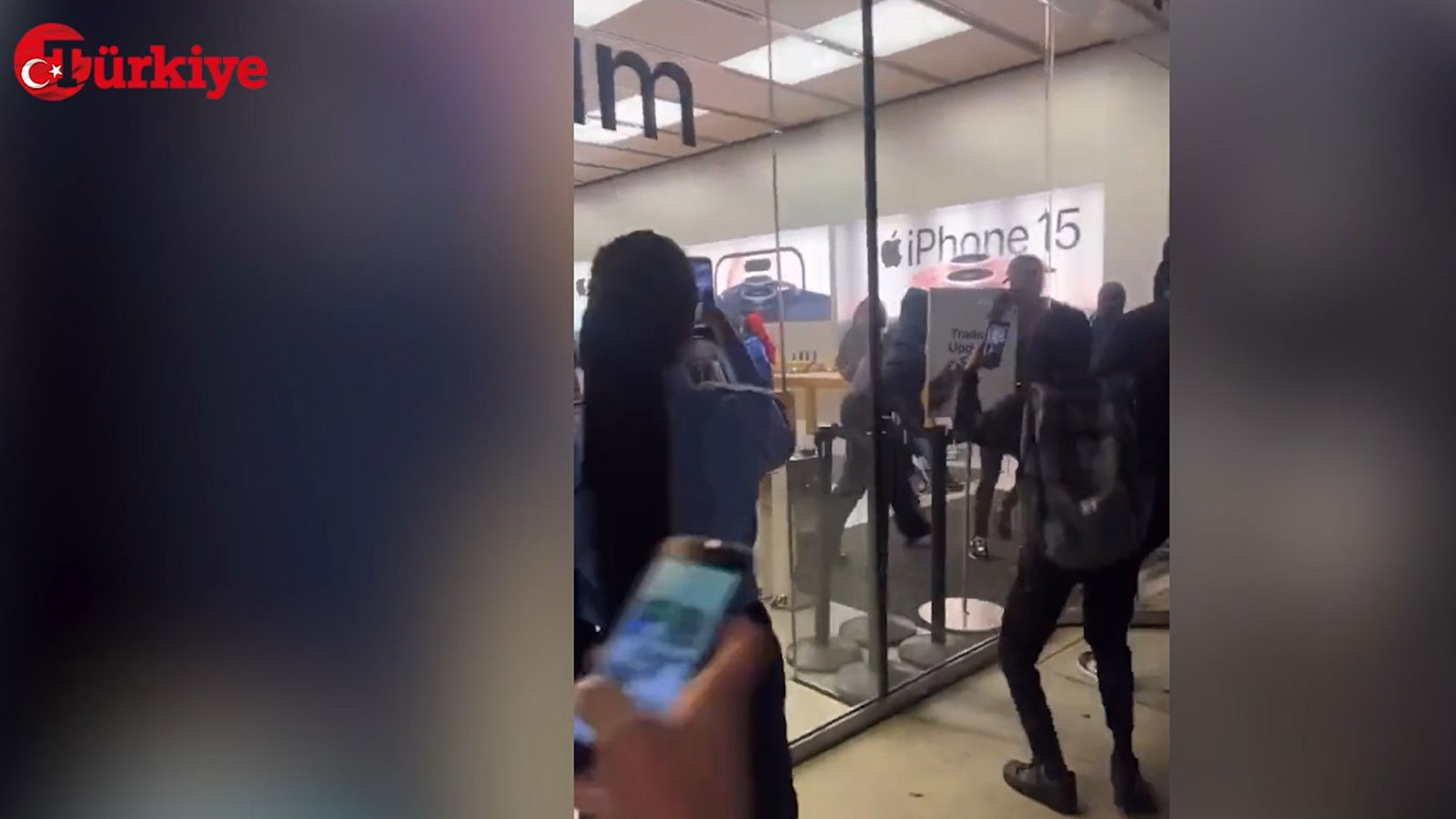 ABD'de iPhone 15 çılgınlığı! 100 kişilik grup Apple mağazasını yağmaladı...