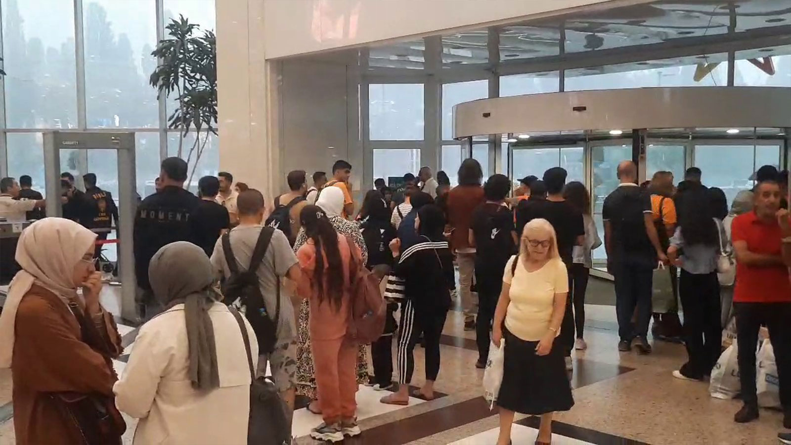 Aşırı yağış mağdur etti: Müşteriler alıveriş merkezinde mahsur kaldı