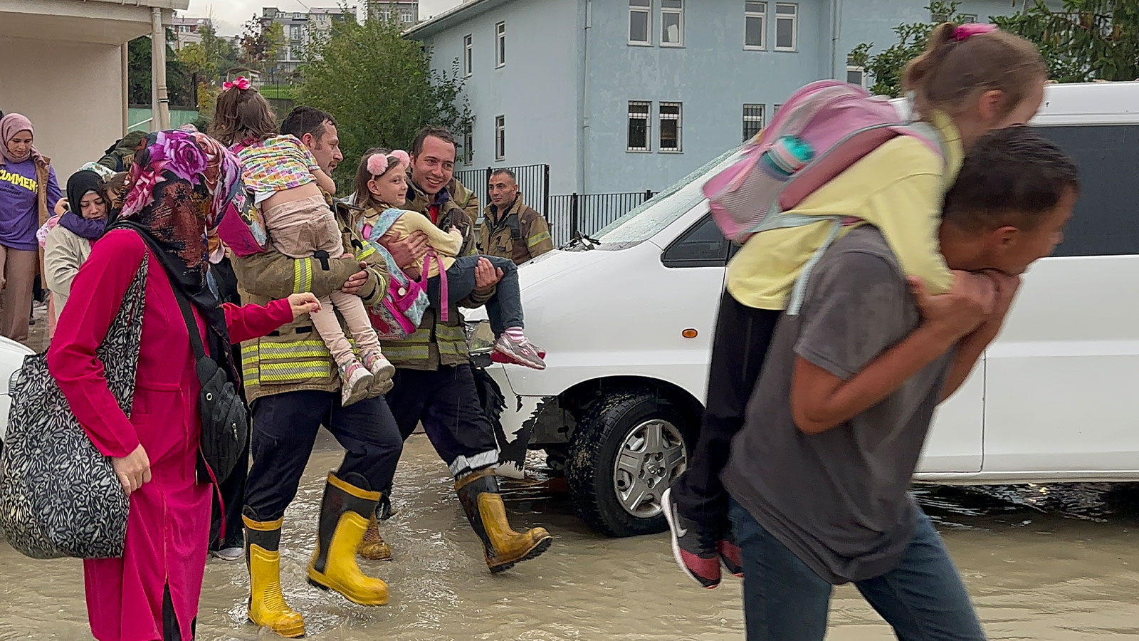 Miniklerin yardımına itfaiye koştu! Okulda mahsur kalan öğrenciler ekiplerce kurtarıldı