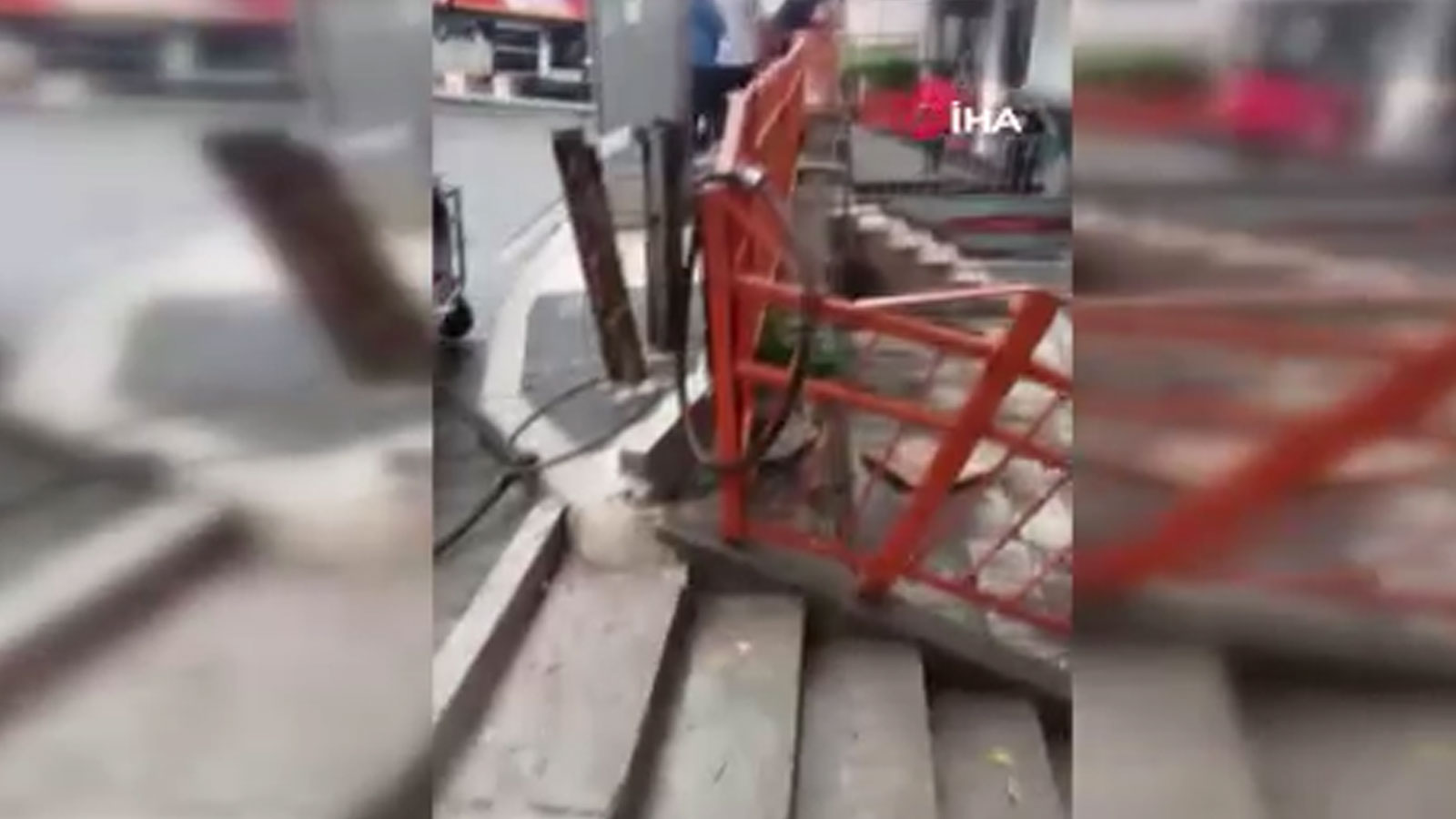 İstanbul'da sağanak kabusu! Anne ve bebeği selde mahsur kaldı