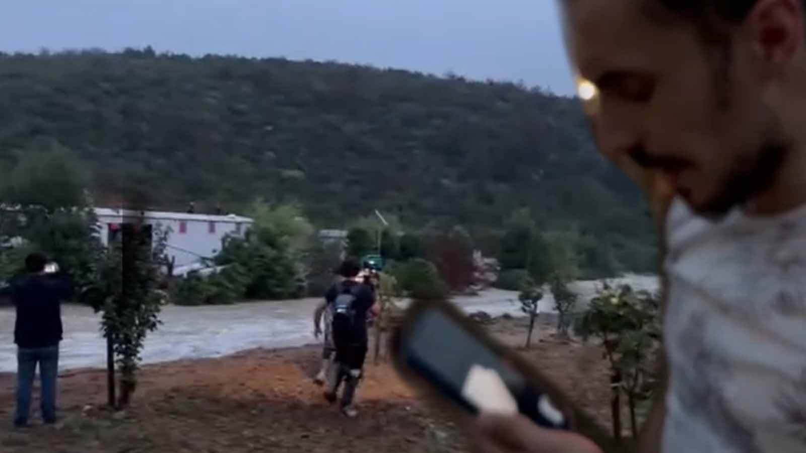 Arnavutköy'de dere taştı, işçiler çatıda mahsur kaldı: Çok üşüyorum