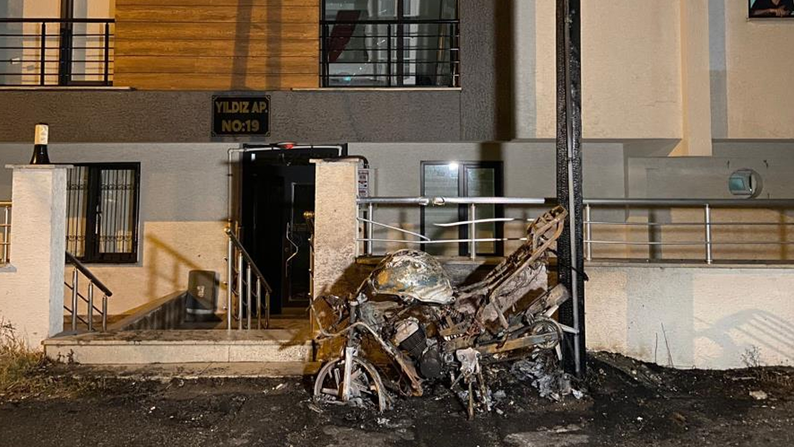 Beylikdüzü'nde doğal gaz kutusu alev aldı! 1 motosiklet küle döndü