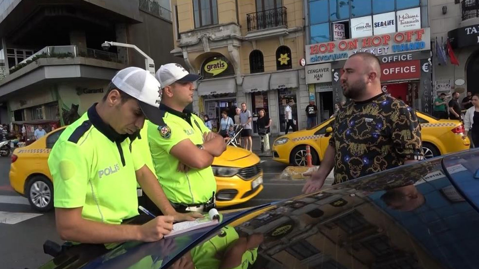 Trafikte denetime takılan şahıs polis ekiplerine hakaret etti: "Senin maaşını kim veriyor"