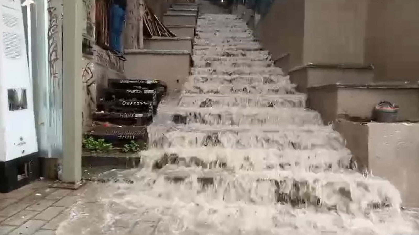 Beyoğlu'nda ara sokaklar şelaleye döndü