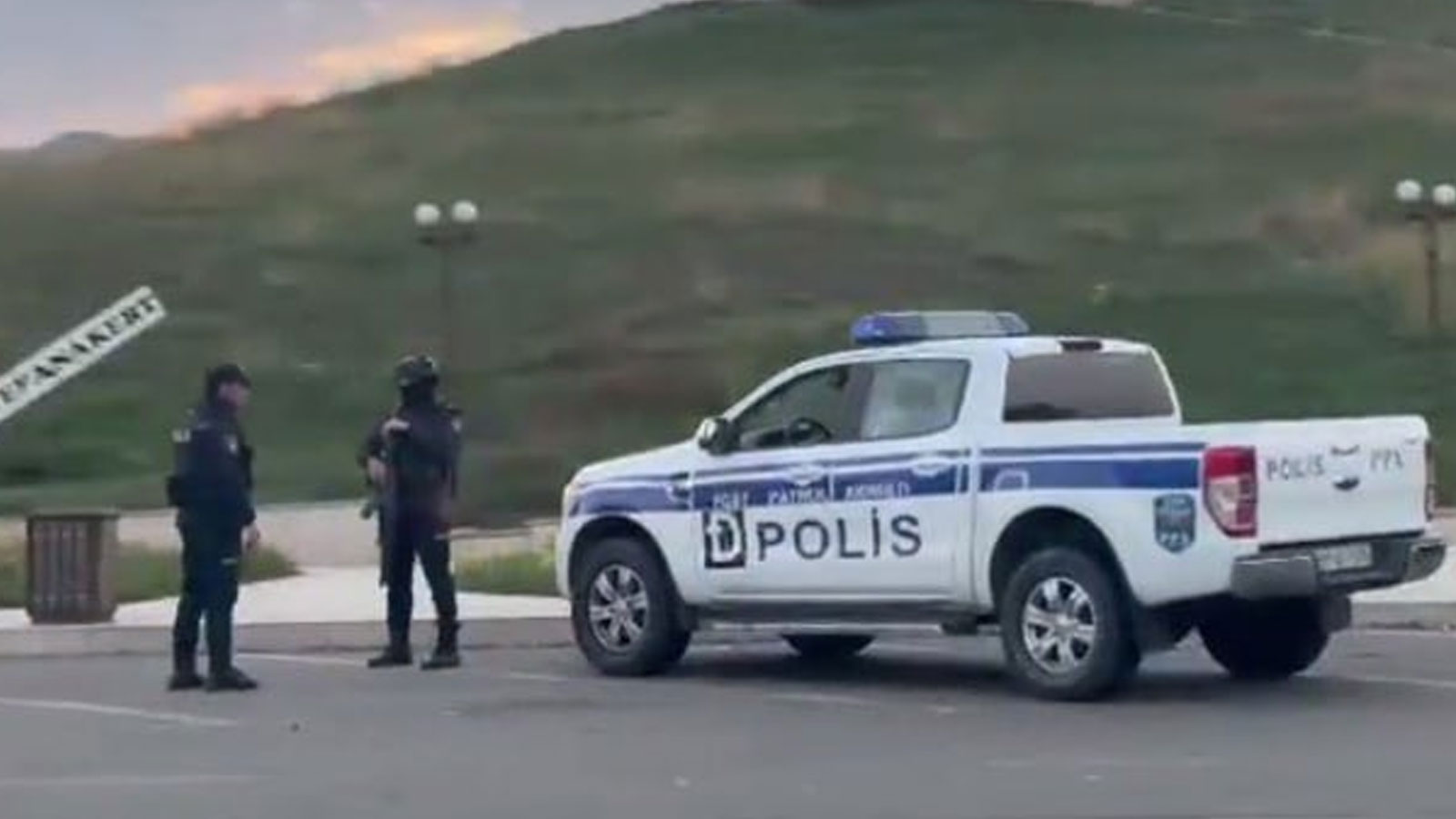 Azerbaycan polisi işgalden kurtarılan Hankendi'de: Sembolik heykelin önünde devriye