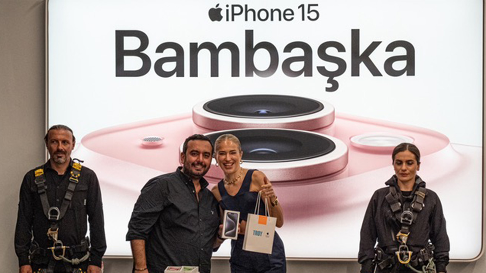 Helikopterde çelik kasalarla getirdiler, görkemli törenle kutuları açtılar... Türkiye’deki ilk iPhone 15 sahipleri belli oldu