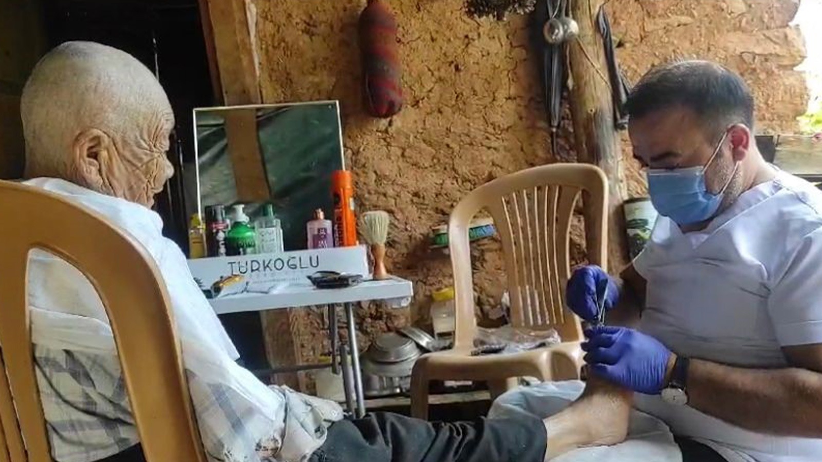 Yaşlı adam dans etmek istedi, bakım için gelen ekipler geri çevirmedi: İşte yürekleri ısıtan o görüntüler…