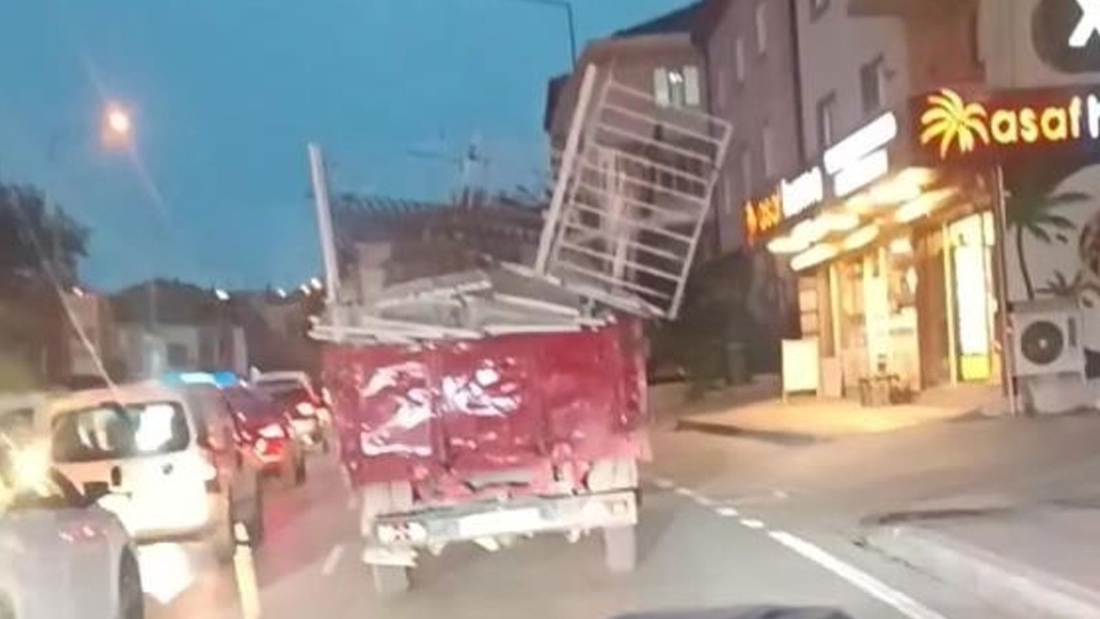 Kontrolsüz yük taşıyan kamyonet trafikte tehlike saçtı