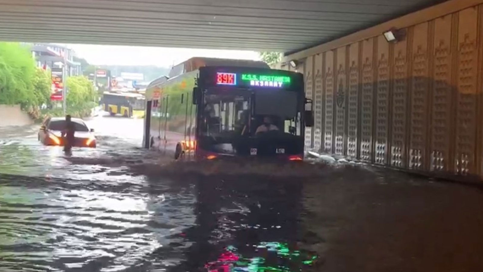 İstanbul'da sağanak yağış etkili oldu, vatandaşlar zor anlar yaşadı