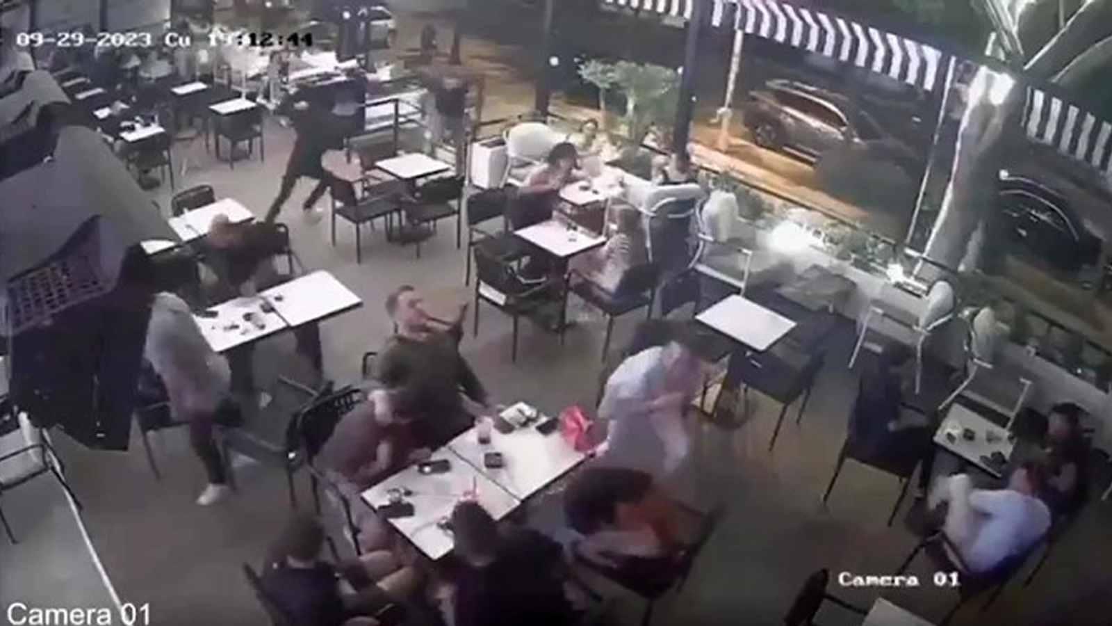 Kafede dehşet anları! Arkadaşlarıyla otururken sırtından vuruldu