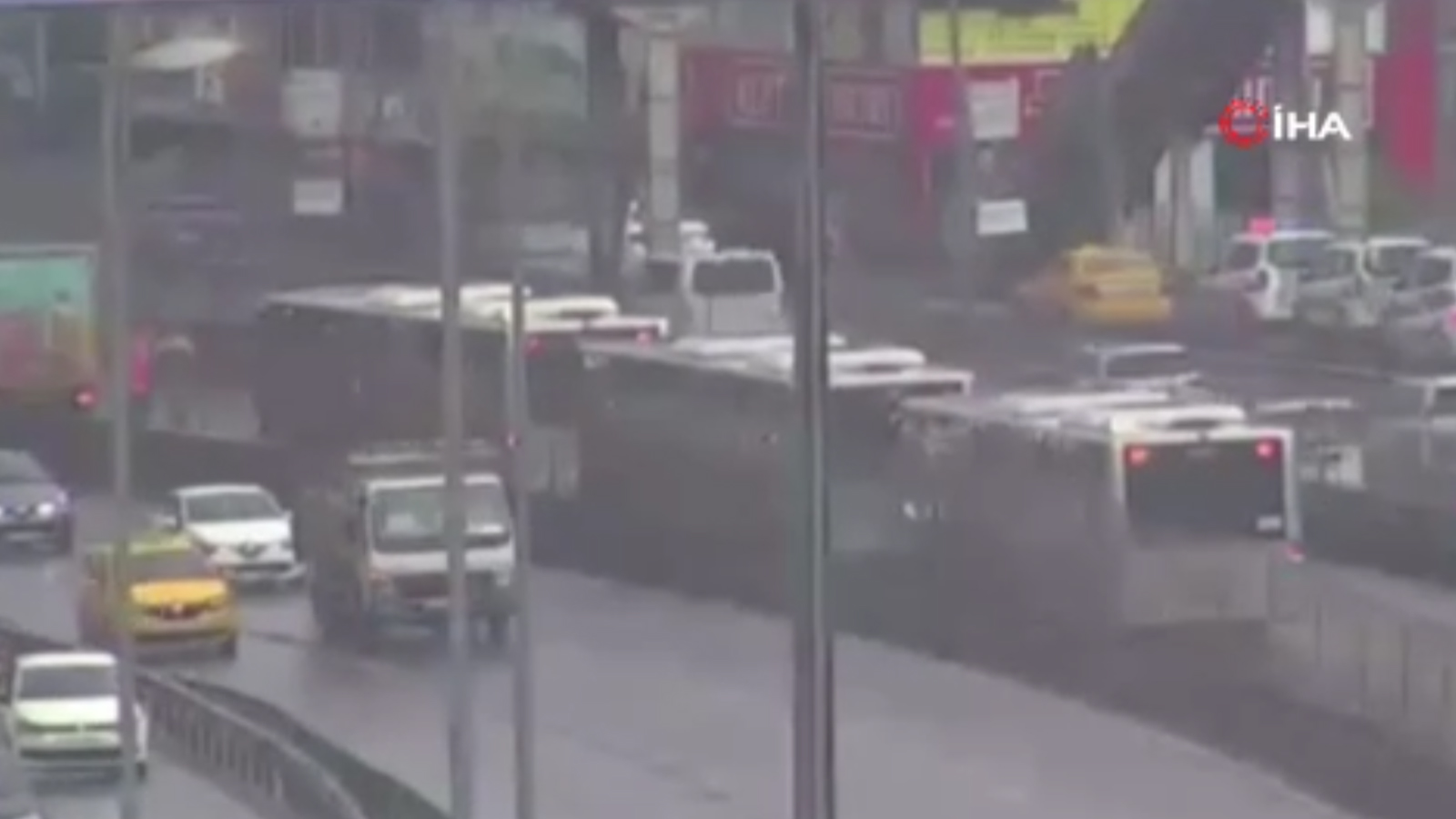 Küçükçekmece'de metrobüs kazası! Kafa kafaya çarpıştılar