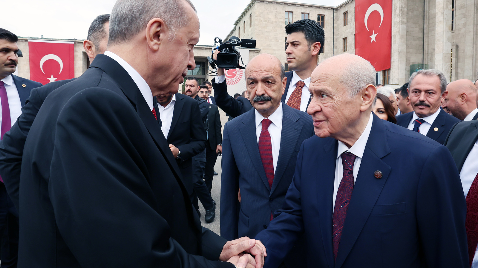 Bahçeli'den emeklileri umutlandıran açıklama: Cumhurbaşkanı ve bakanlar çalışıyor