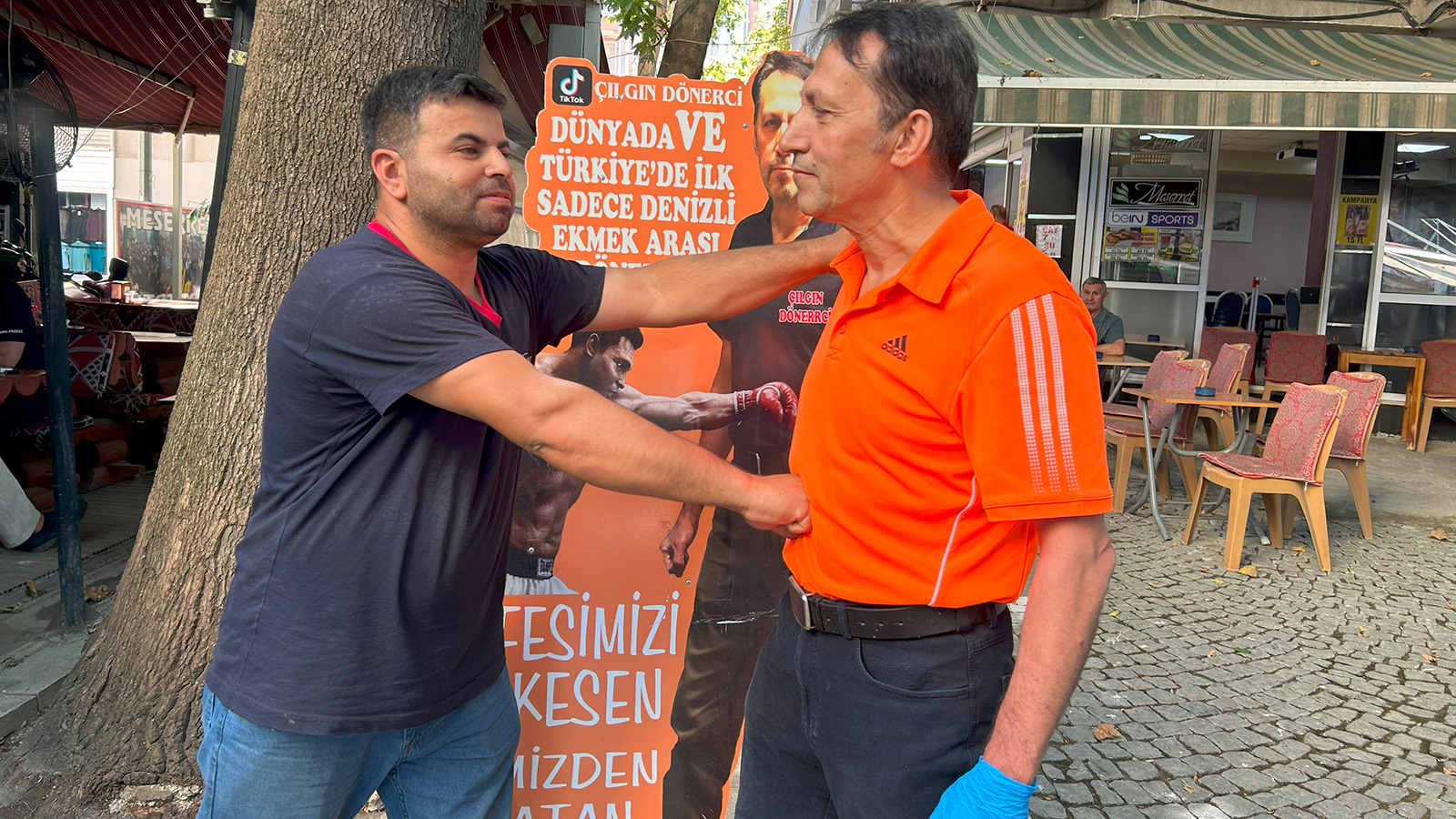 Bu dönercinin tek yumrukla nefesini kesen bedava döner yiyor