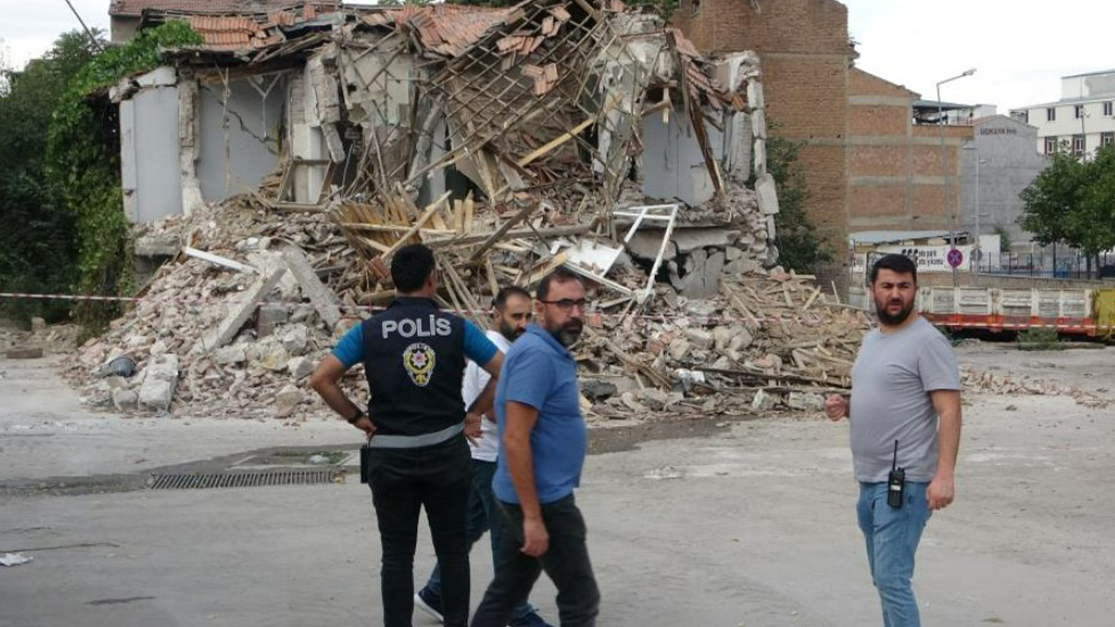 Malatya’da ağır hasarlı bina çöktü