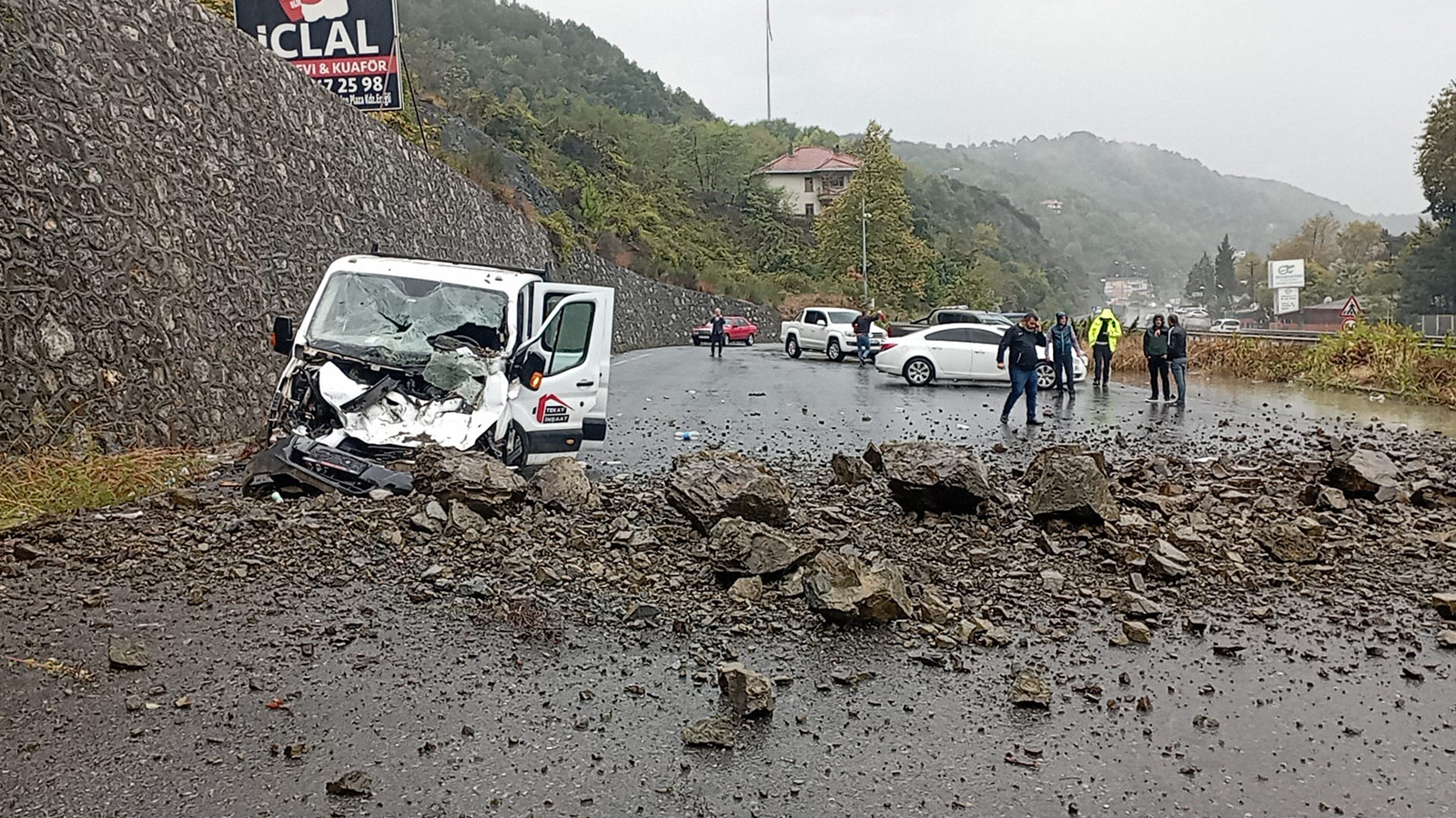 Dağdan kopan dev kayalar kamyoneti perte çıkardı: Sürücü son saniye hamlesiyle canını kurtardı