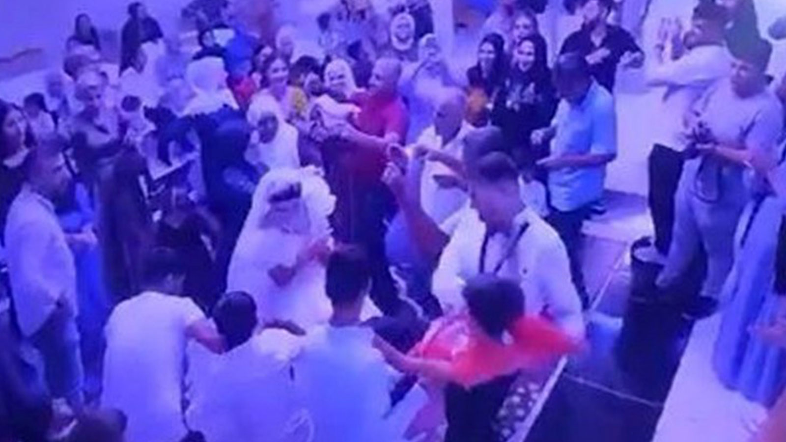 Öfkeli damat, gelinin etrafında dolaşan çocuğu yakasından tutup böyle fırlattı
