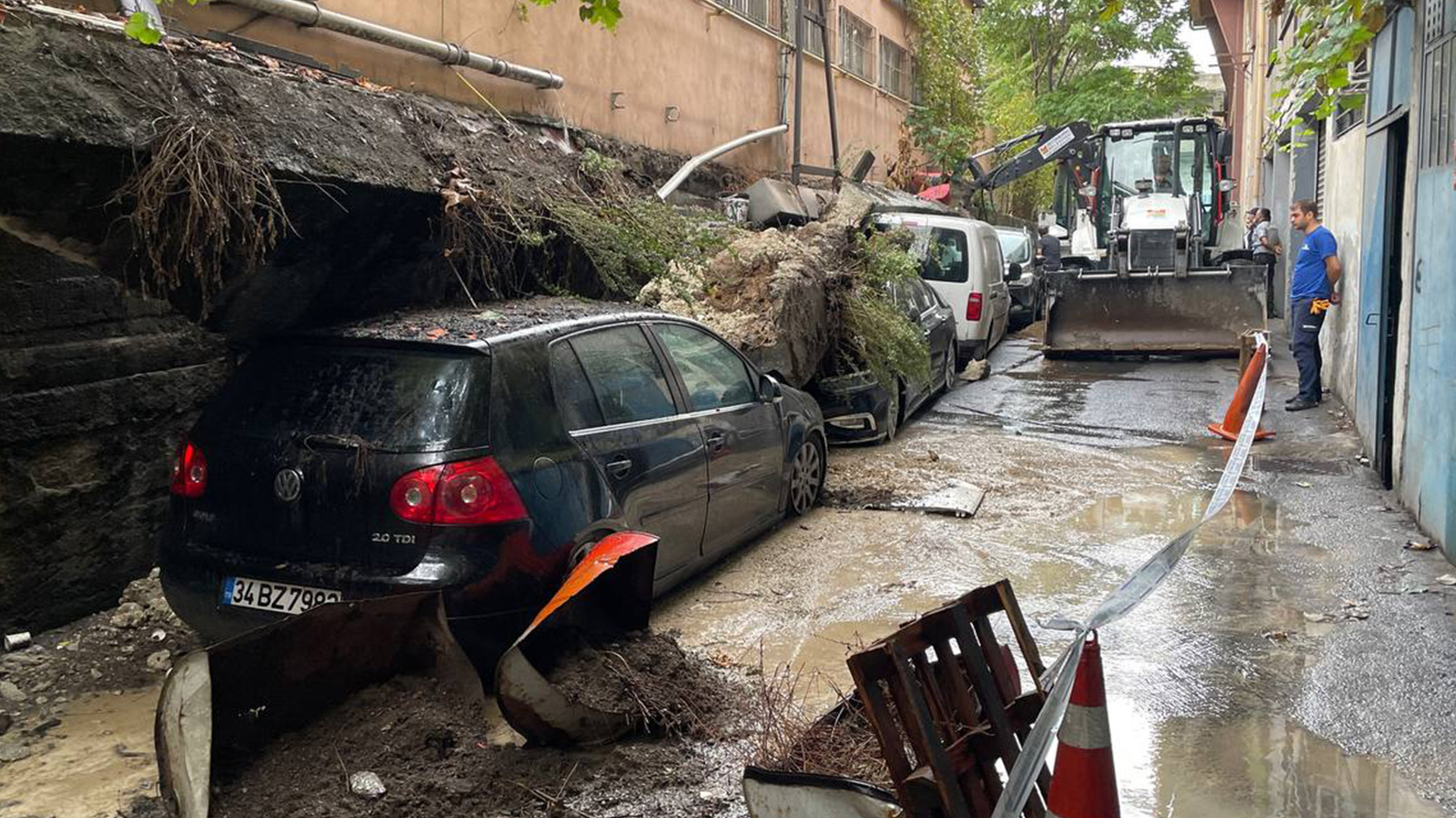 Zeytinburnu'nda istinat duvarı araçların üzerine çöktü
