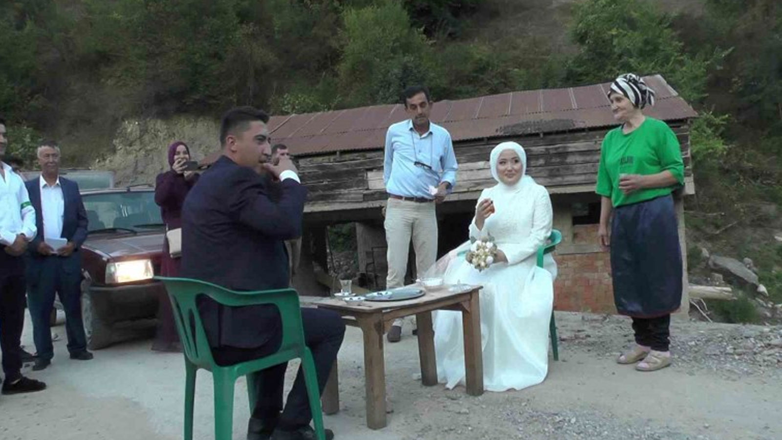 Bu sefer roller değişti! Gelin ile damadın yollarını kesip bahşiş verdi