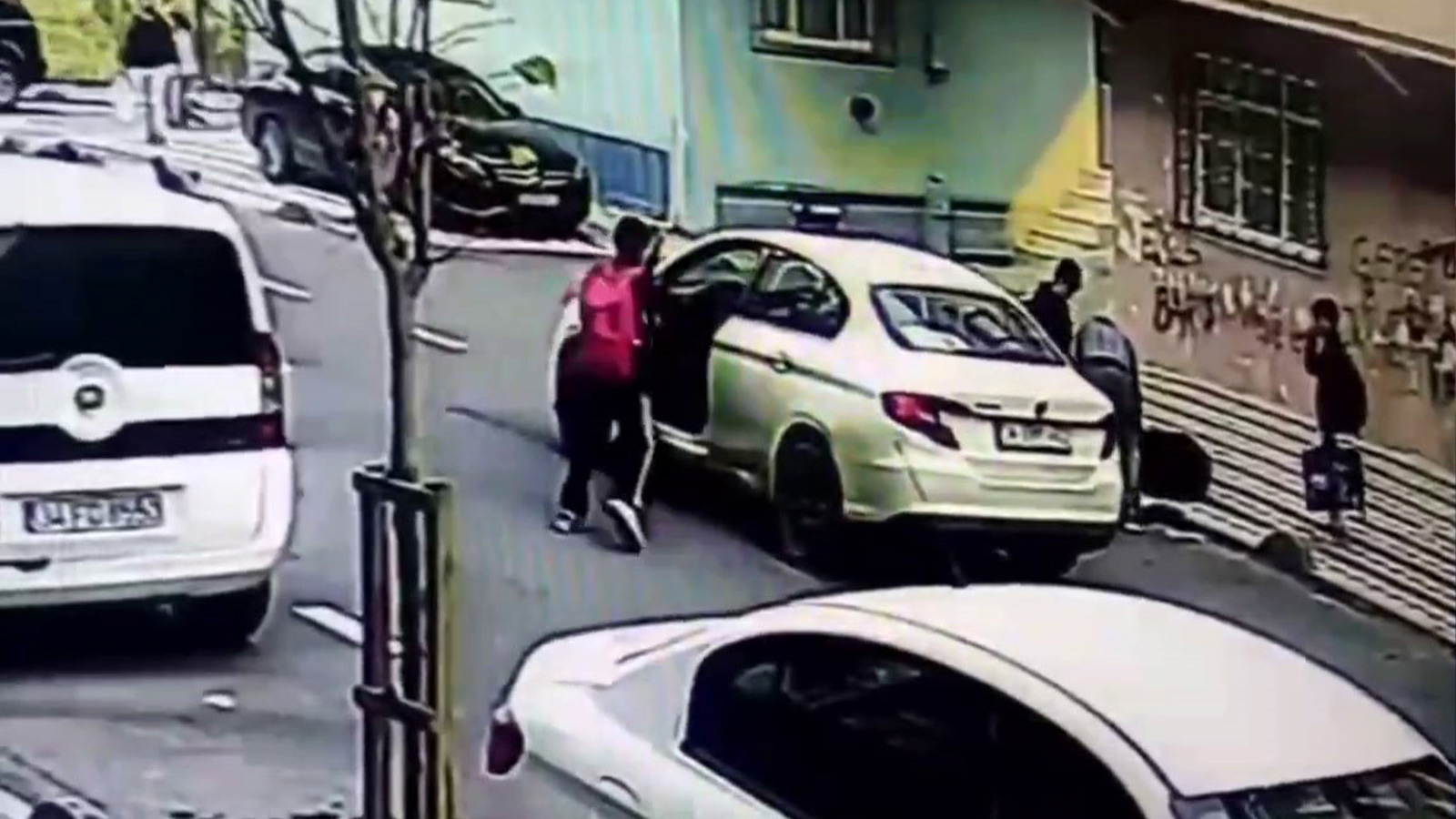 El frenini çekmeyi unutan sürücünün yardımına koştu, o anlar kamerada