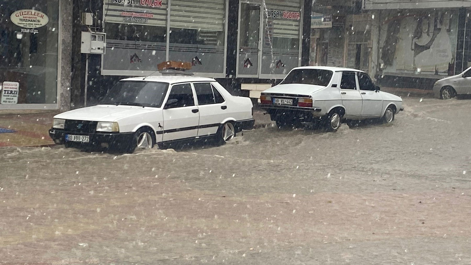 Osmaniye’yi kuvvetli yağış vurdu: Cadde ve sokaklar göle döndü