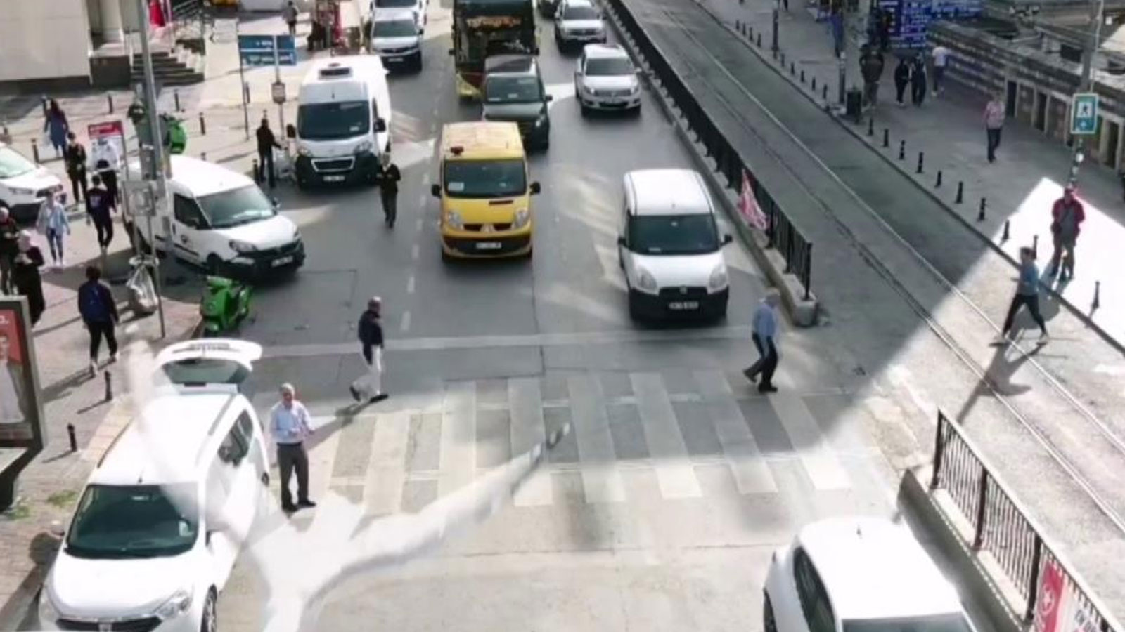 Neredeyse yayayı eziyordu! Sürücünün savunması şaşkına çevirdi
