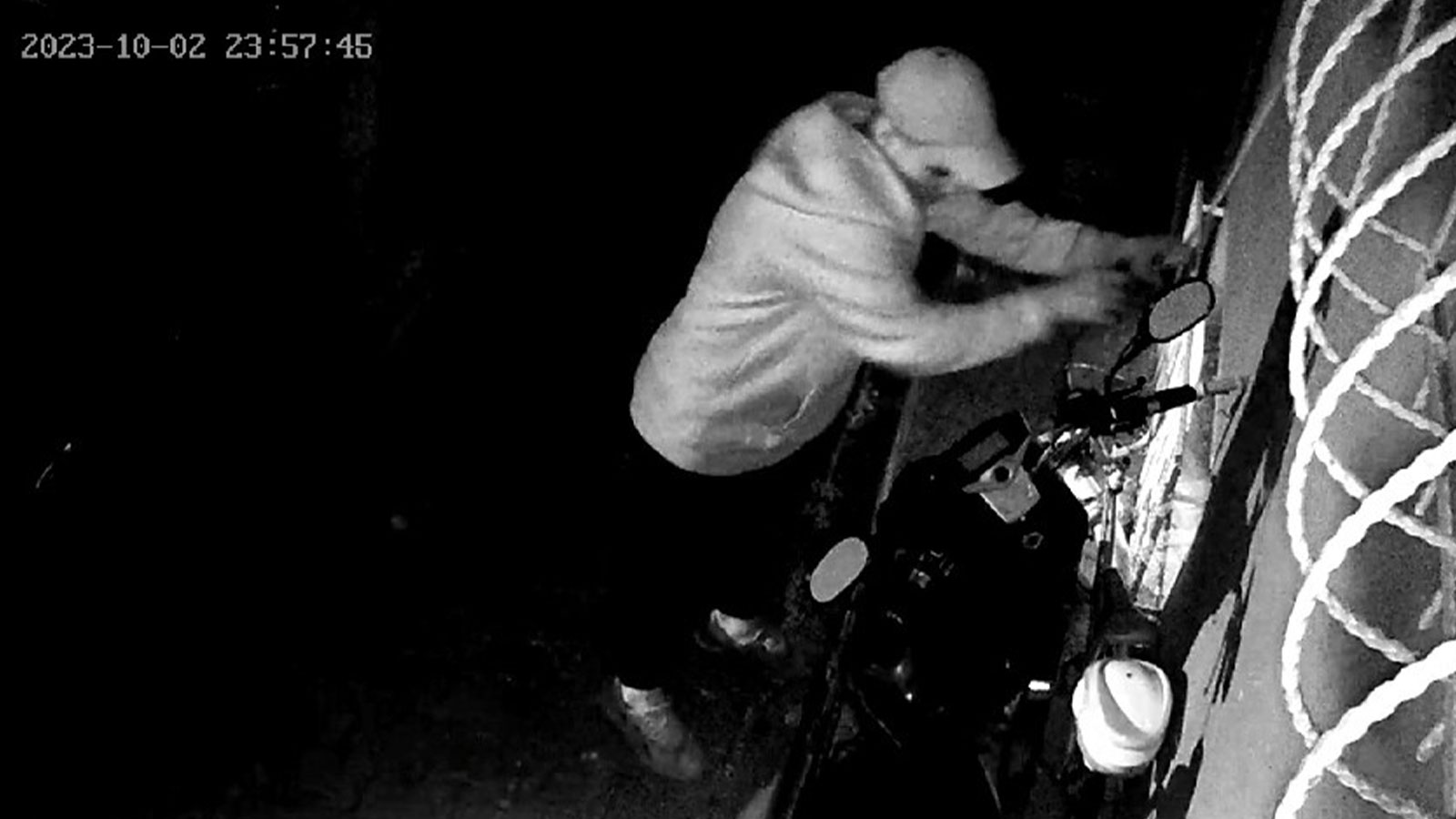 Şaşkınlık veren hırsızlık kamerada! 34 bin lira değerindeki motosikleti çalmak saniyelerini aldı