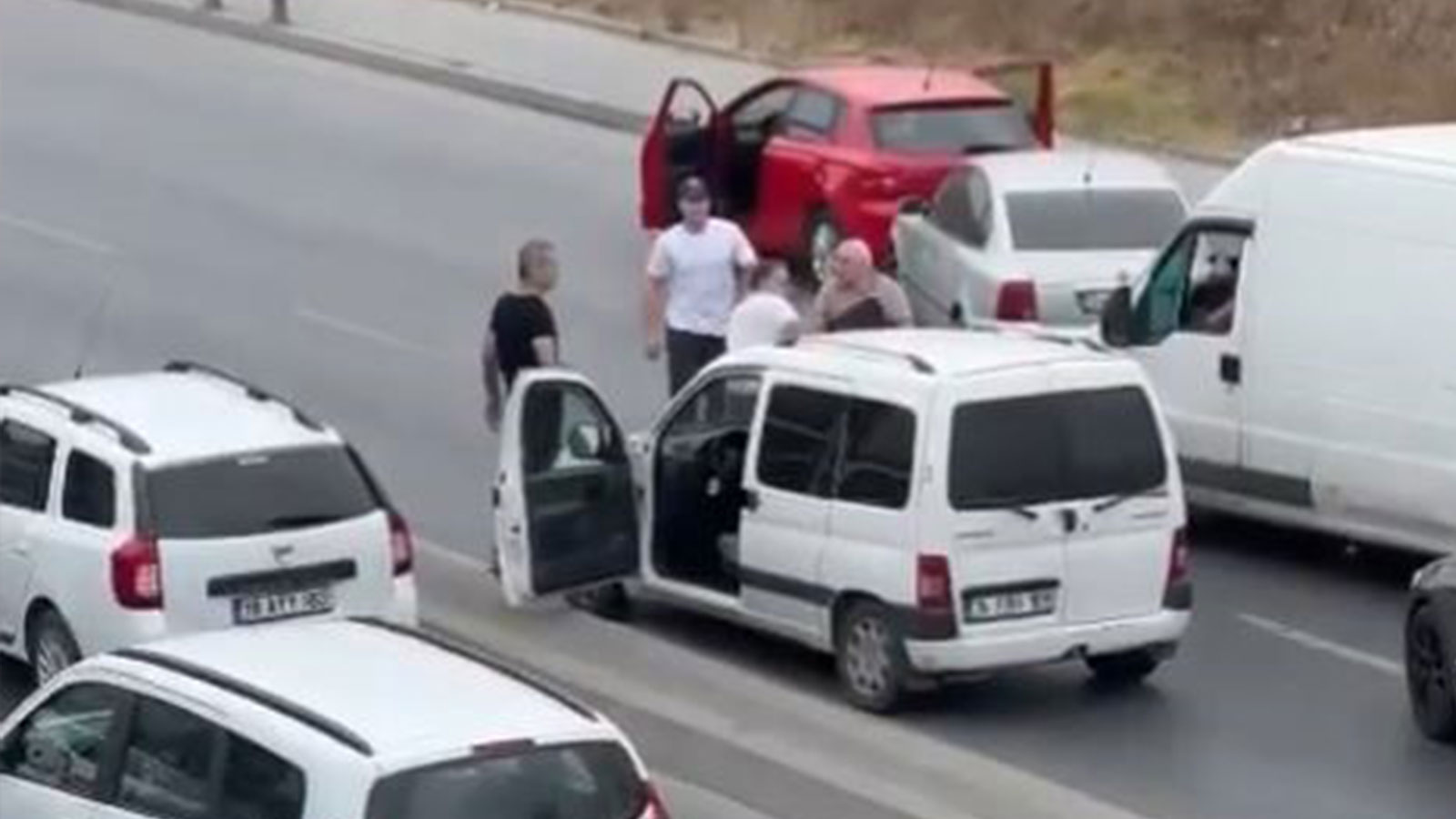 Yol verme kavgası trafiği kilitledi: Güçlükle ayrılan kavga kamerada