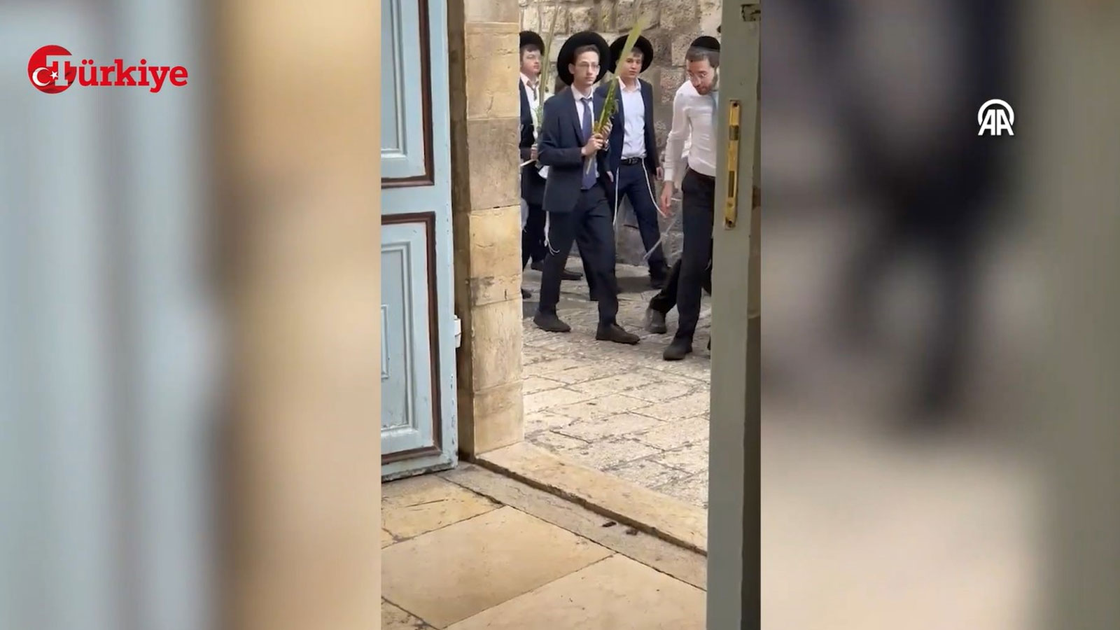 Fanatik Yahudiler, bayramı Doğu Kudüs'te tarihi kilisenin önüne tükürerek kutladı