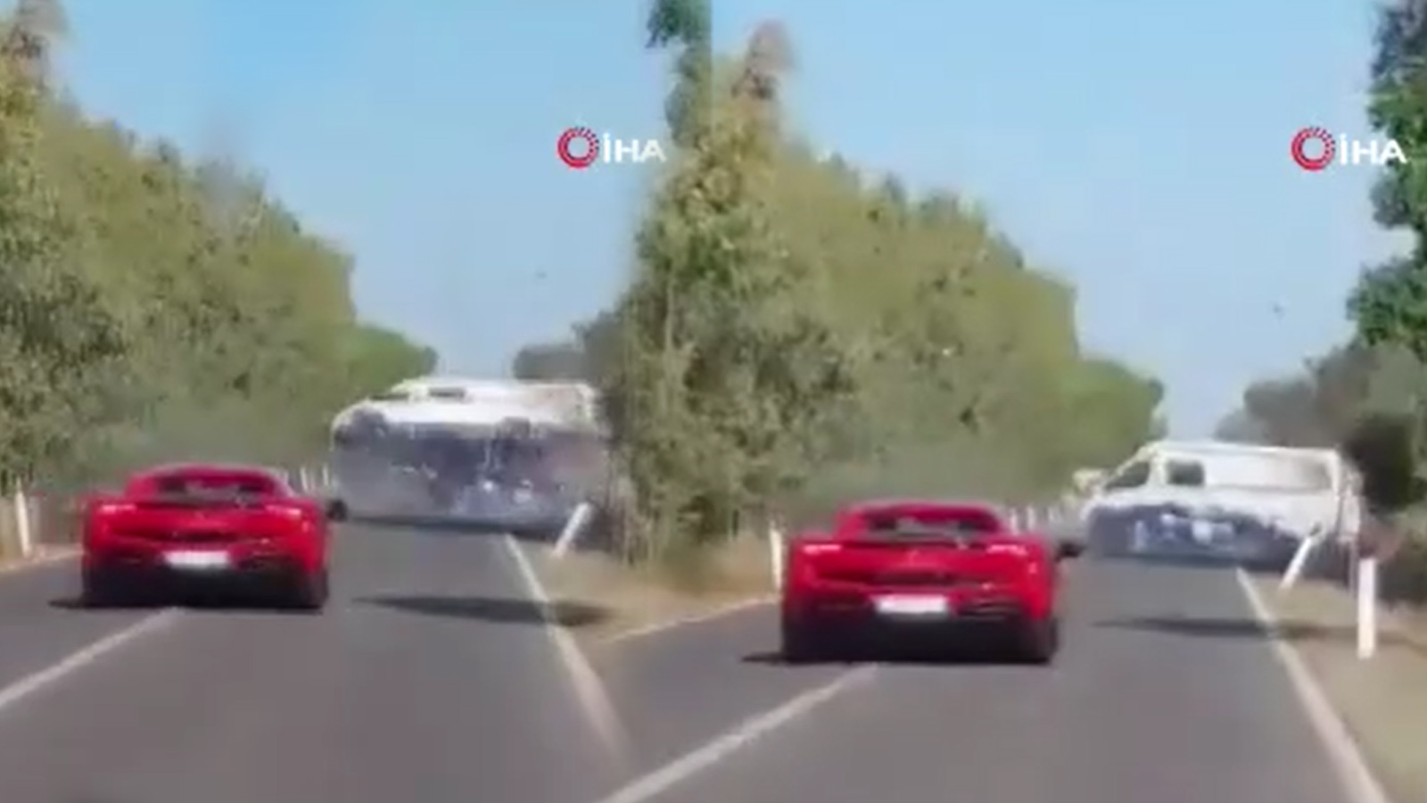 Lüks araçlar pert oldu! Ferrari ve Lamborghini karavana çarptı: 2 ölü
