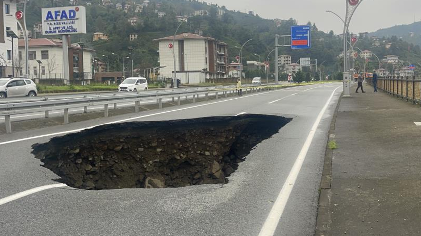 Rize’de yağış sonrası korkutan görüntü: Genişliği 5 derinliği 2 metre
