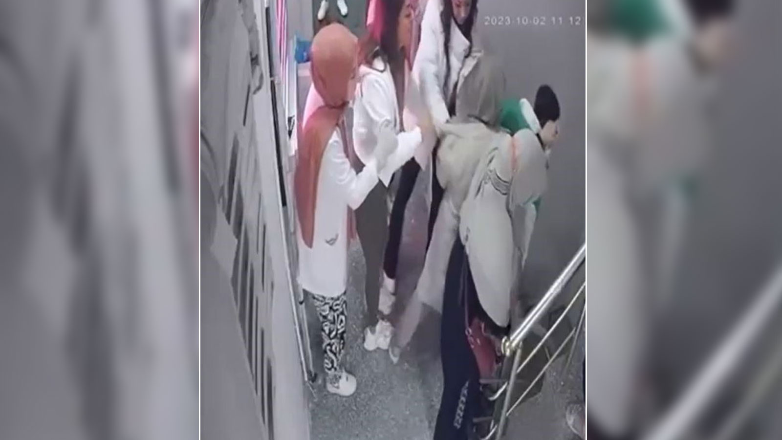 Güzellik merkezinde kadınlar birbirine girdi: Saç saça kavga kamerada