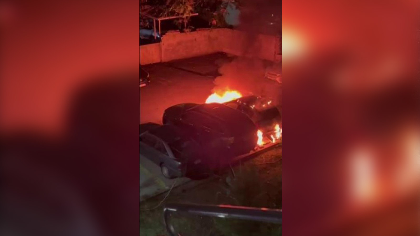Kadıköy'de patlama sesleri: 3 otomobil alev alev yandı!