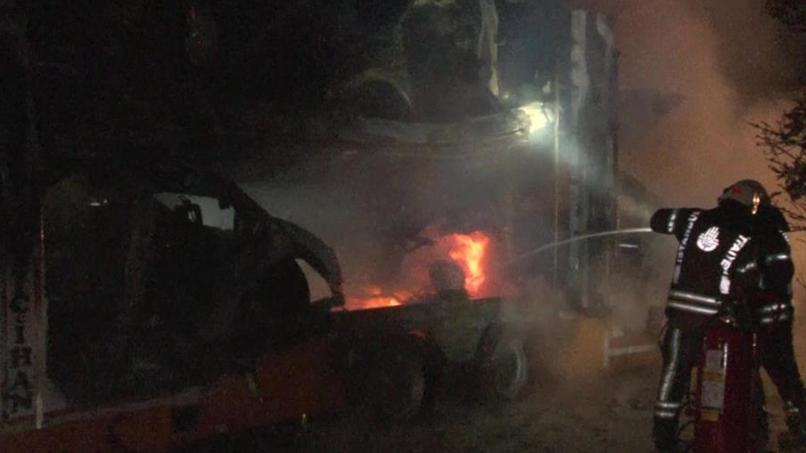 Sıfır kilometre elektrikli lüks araçlar cayır cayır yandı! 6 araç küle döndü