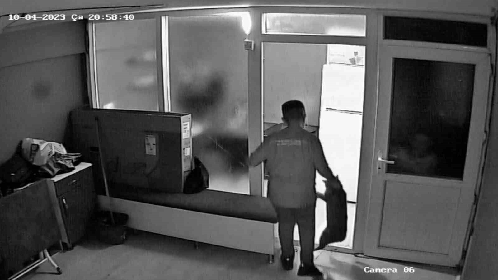Böyle vicdansızlık olmaz! Yavru kediyi tekme ve yumruklarla darp etti