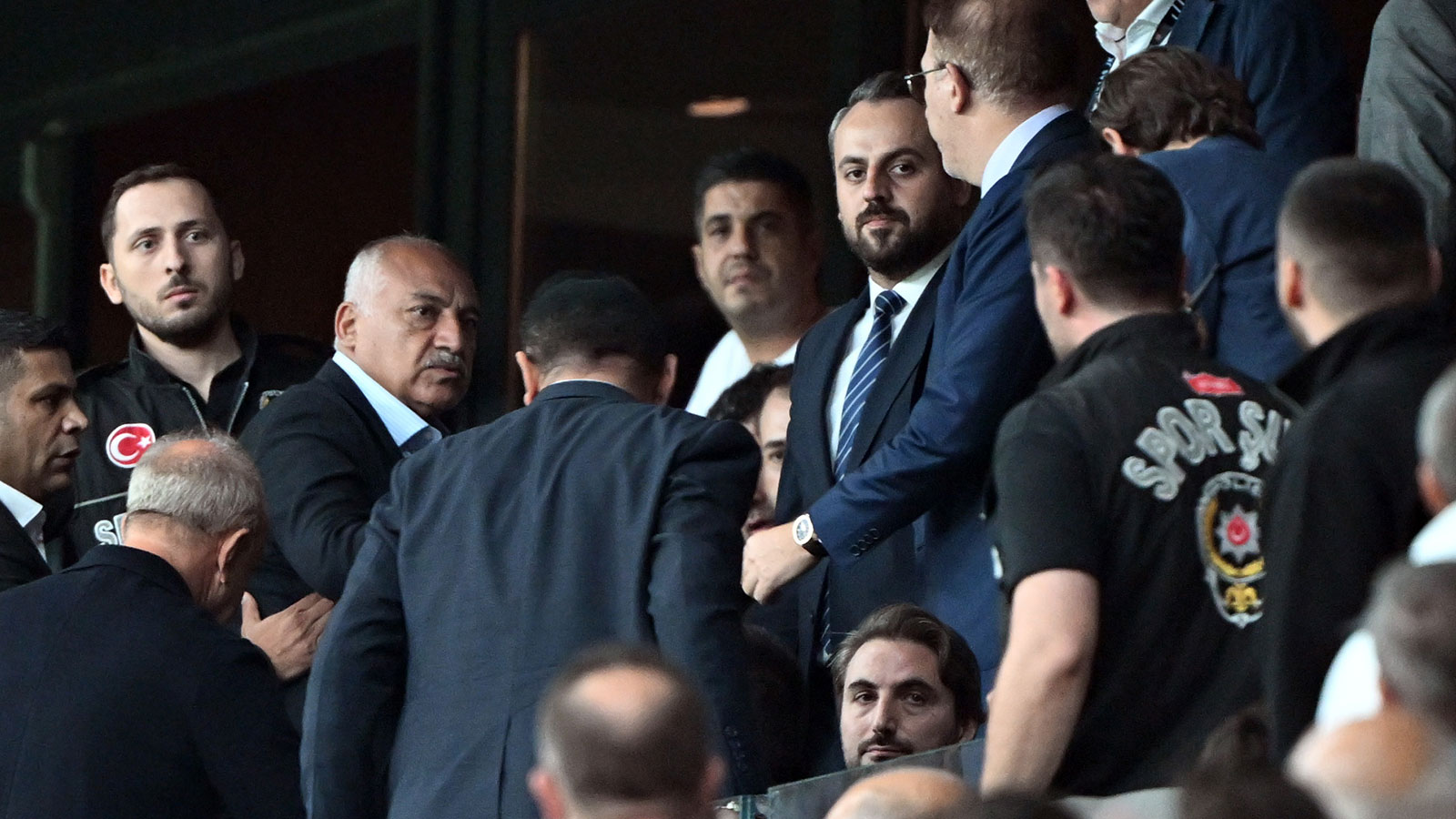 TFF Başkanı Mehmet Büyükekşi, Beşiktaşlı taraftarların küfürleri sonrası stadyumu terk etti
