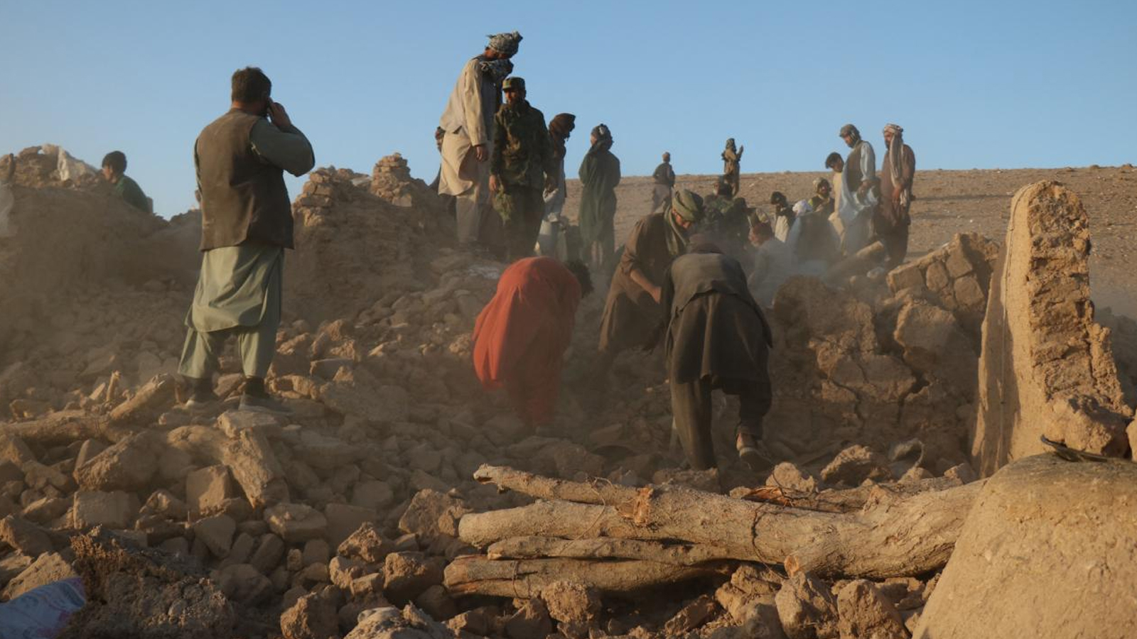 Afganistan'ı deprem vurdu: En az 320 ölü!