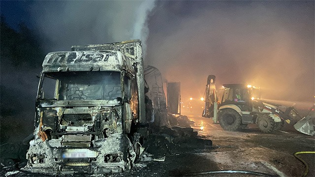 Sarıyer'de korkunç yangın: Tır alevler içinde kaldı