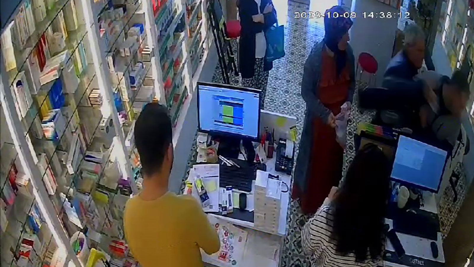 Yer yine şaşırtmadı! Esenyurt'ta gözü dönen şahıs eczaneyi birbirine kattı!