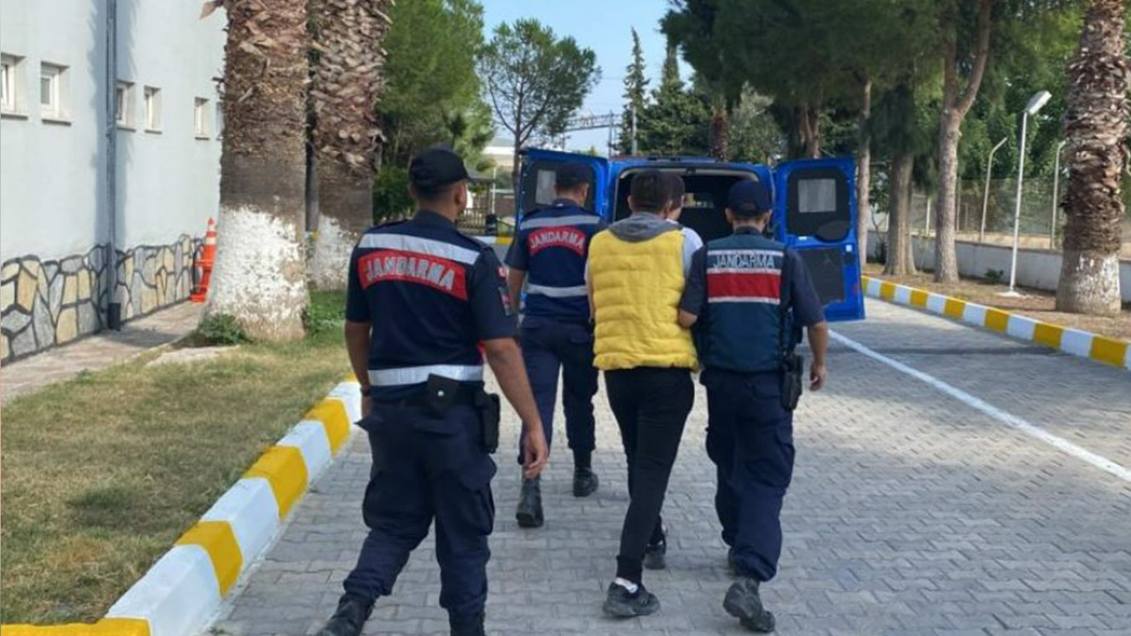 İzmir’de yüzlerce düzensiz göçmen yakalandı! Tutuklamalar var