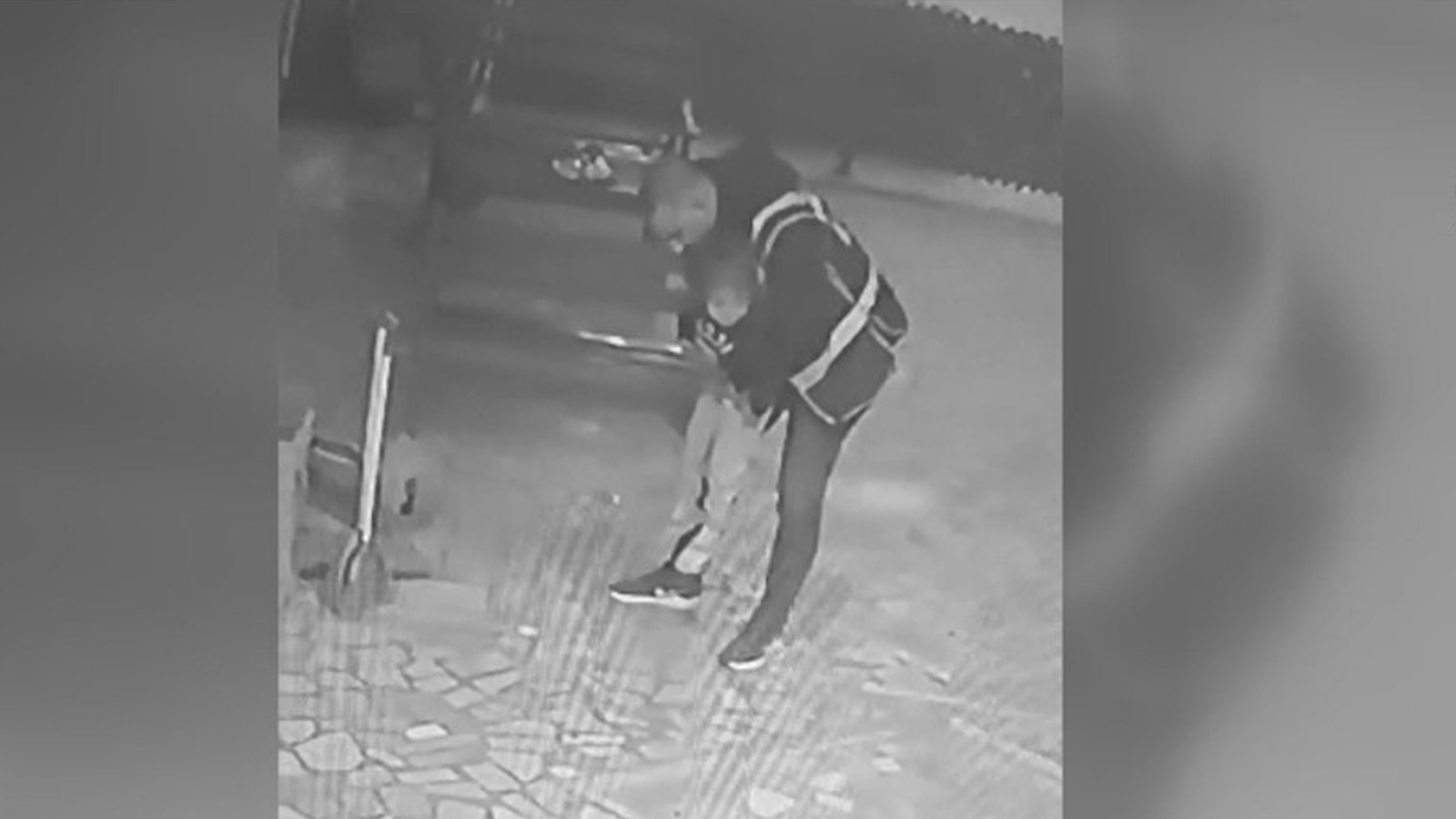 Polis memuru Heimlich manevrasıyla çocuğu kurtardı