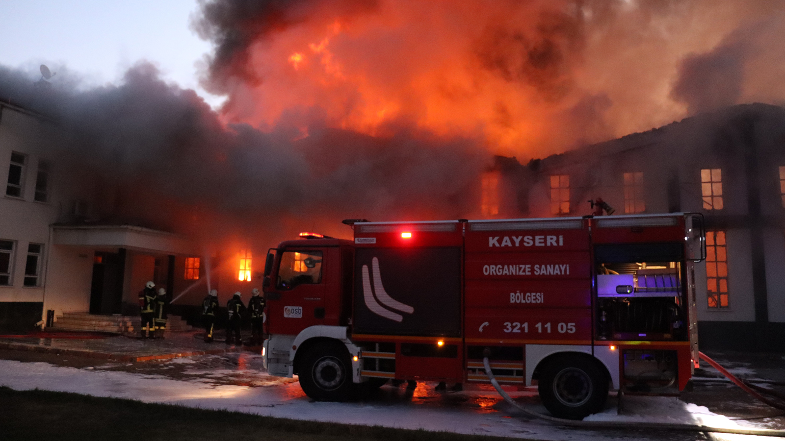 Fabrikada büyük yangın: Onlarca itfaiye sevk edildi