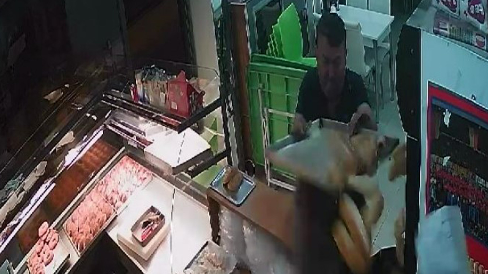 Kasaya dalan hırsız tepsiyi başına yedi!