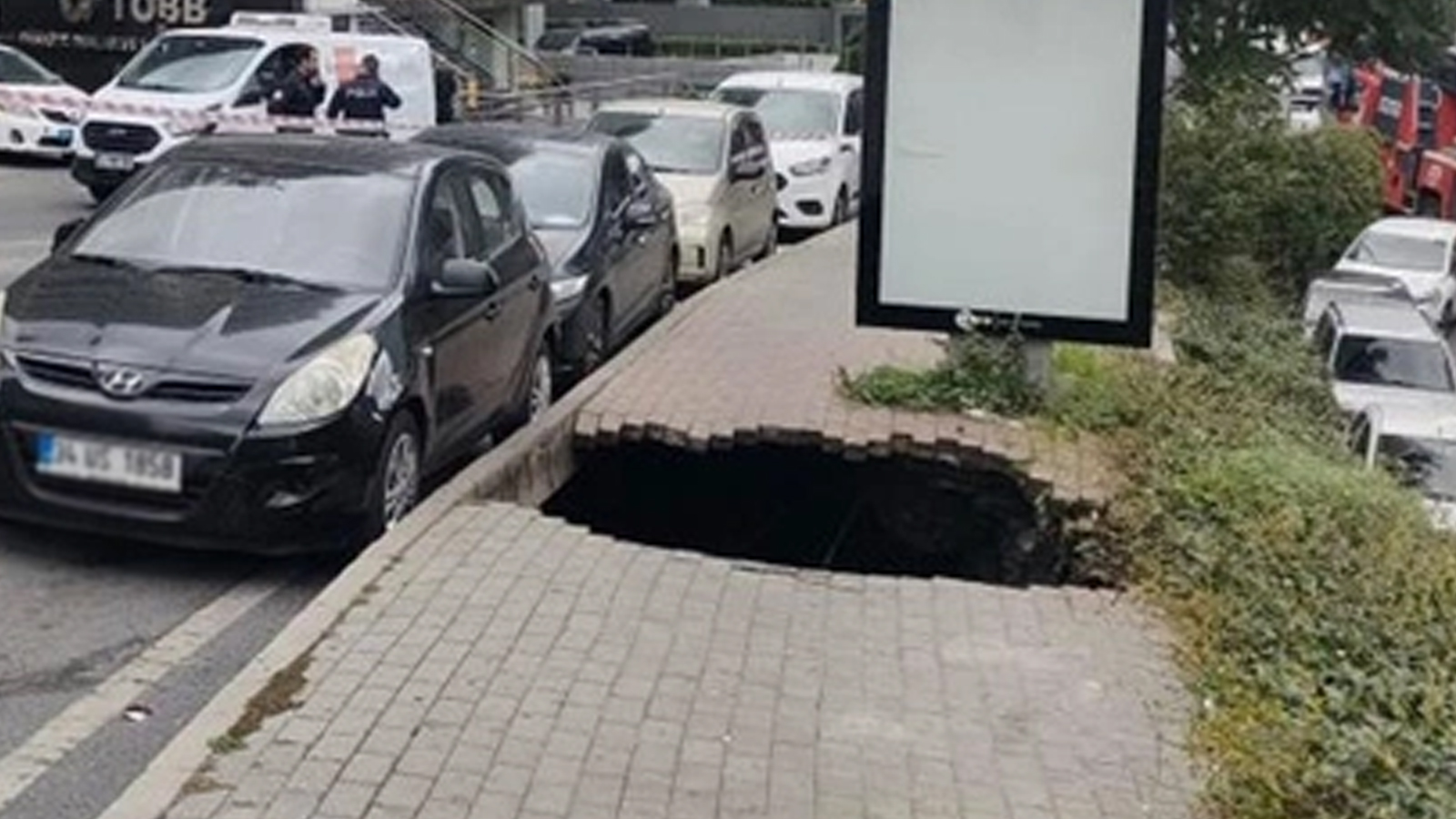 Şişli'de kaldırım çöktü! Çukura düşen kadın yaralandı