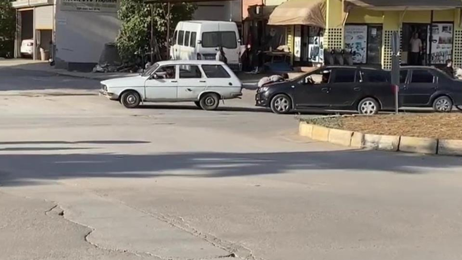 Halat yoksa çocuk var! Arabası yolda kalan Adanalıdan yok artık dedirten çözüm