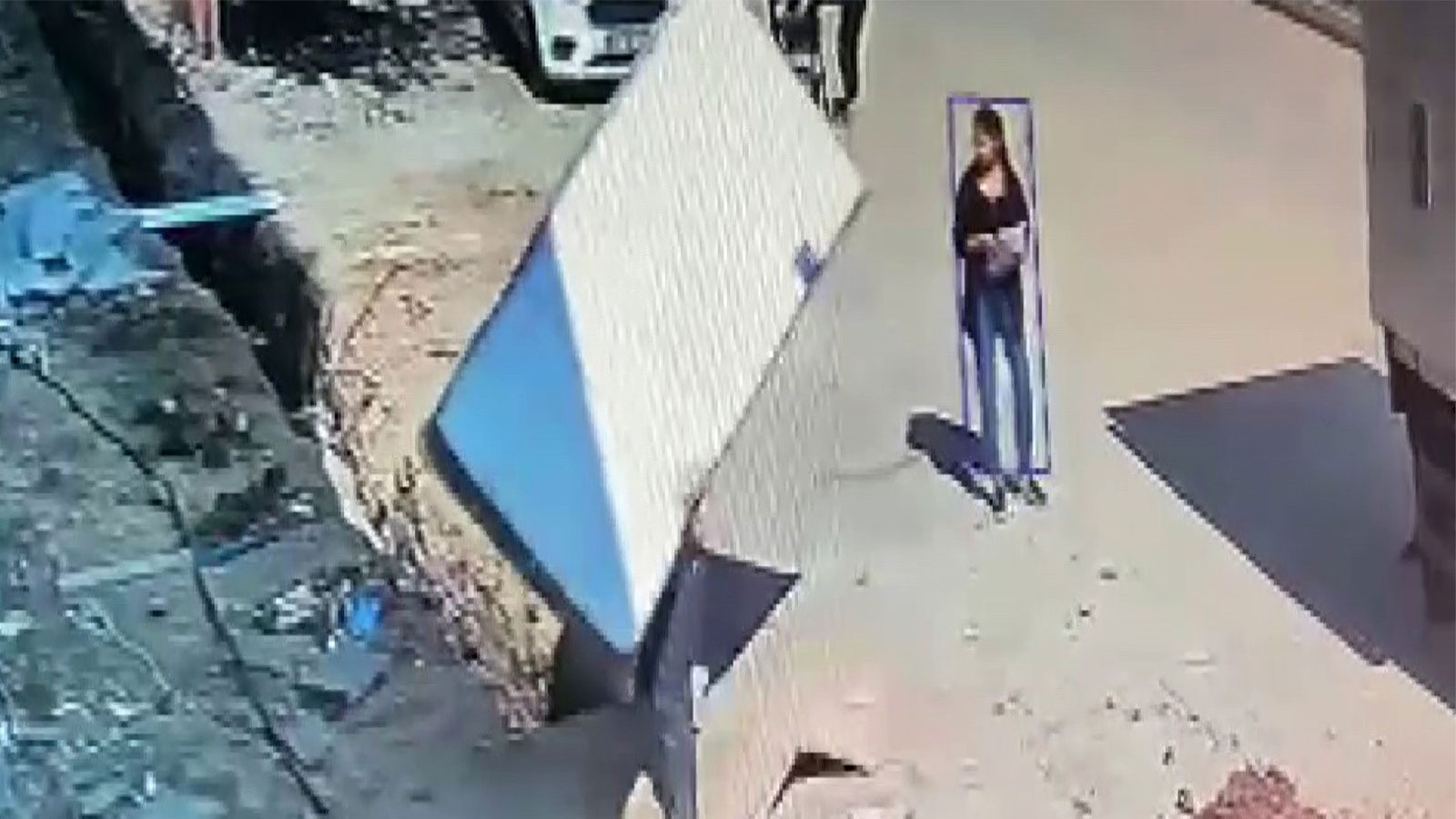 Ev eşyası taşıyan işçi çukura düştü: O anlar kamerada
