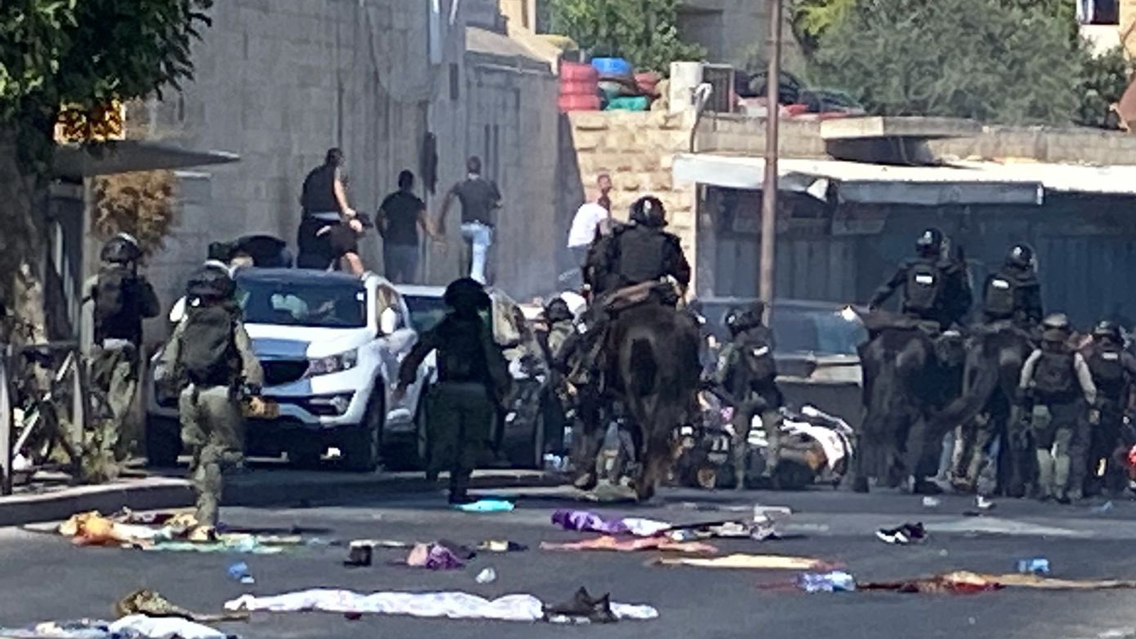 İsrail polisi, Mescid-i Aksa'da namaz kılmak isteyen Müslümanlara gaz bombası attı