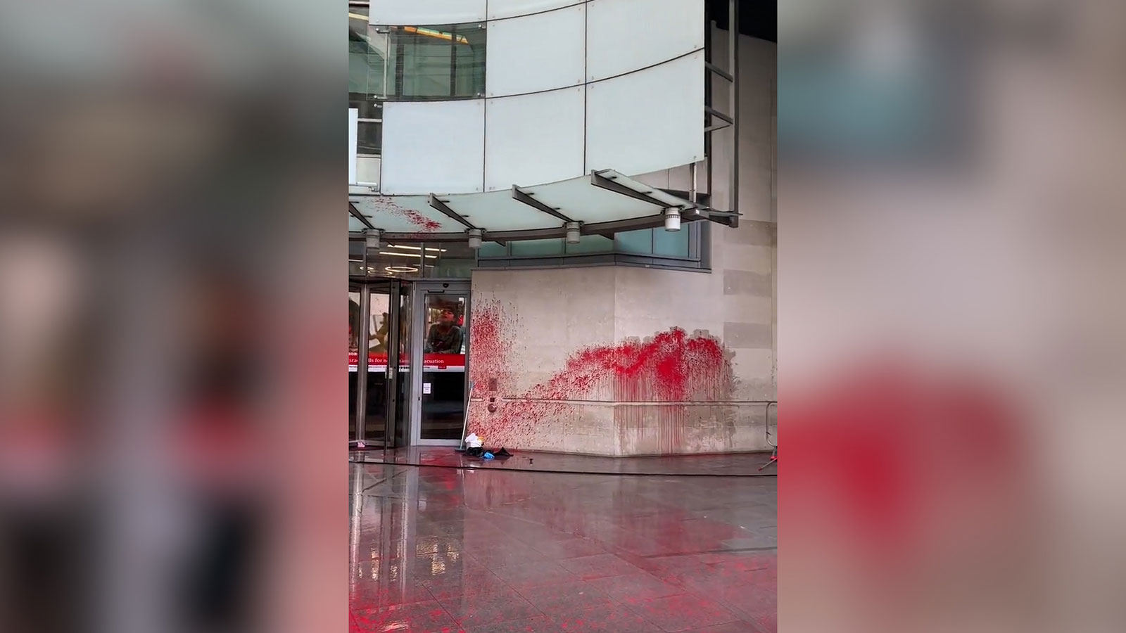 Londra'da BBC binasının duvarı kan kırmızısına boyandı!